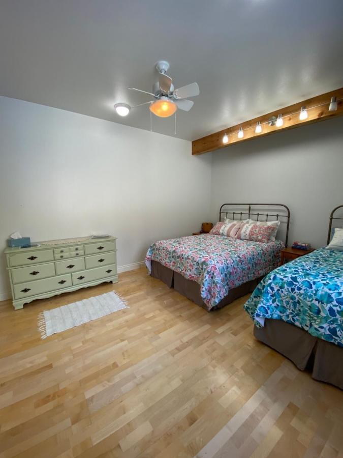 أنكوراج Frenchy'S Adventure Bed And Breakfast الغرفة الصورة